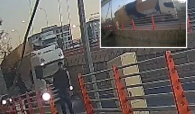 TIR’dan düşen saman balyalarının altında kalmaktan son anda kurtuldu