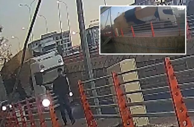 TIR’dan düşen saman balyalarının altında kalmaktan son anda kurtuldu