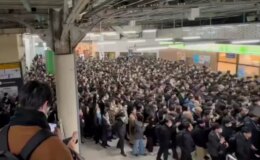 Tokyo’da elektrik kesilince ulaşım felç oldu! Binlerce kişi istasyonda sıkıştı