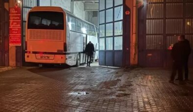 Feci ölüm! Tamir etmeye çalıştığı otobüsün altında kaldı