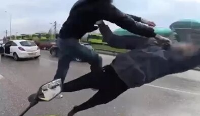 Trafikte film sahnelerini aratmayan uçan tekmeli kavga kamerada