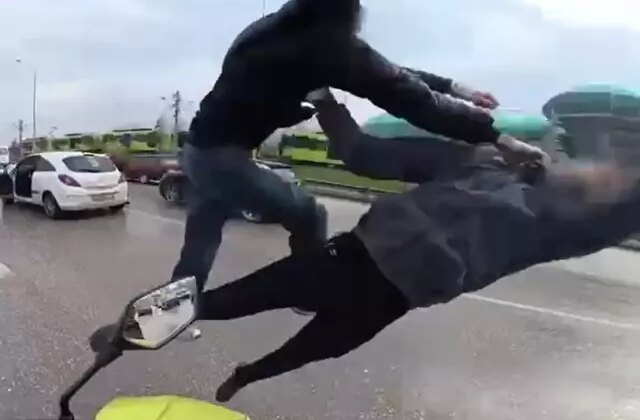 Trafikte film sahnelerini aratmayan uçan tekmeli kavga kamerada