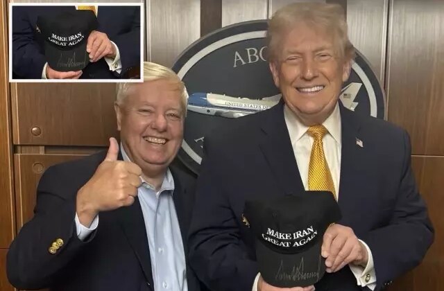 Trump’ın elinde tuttuğu şapkadaki “İran” detayı çok şey anlatıyor