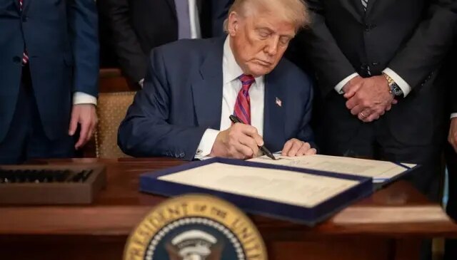 Trump, Küba’ya petrol satan ülkeleri tehdit etti