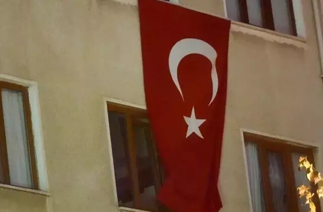 Türk bayrağına bir saygısızlık daha! Bedeli ödetiliyor