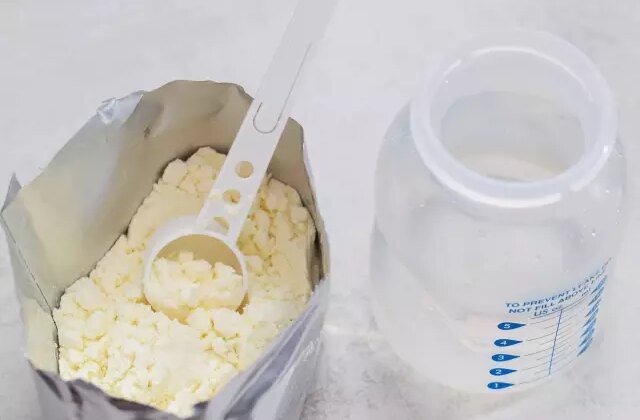 Ünlü marka piyasadaki bebek mamalarını geri çağırdı! İshal ve kusmaya yol açıyor