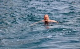 Giresun Valisi Mehmet Fatih Serdengeçti, ocak soğuğunda denize girdi