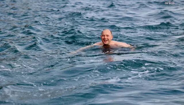 Giresun Valisi Mehmet Fatih Serdengeçti, ocak soğuğunda denize girdi