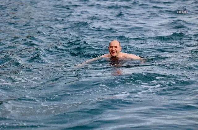 Giresun Valisi Mehmet Fatih Serdengeçti, ocak soğuğunda denize girdi