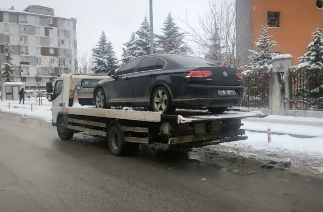 DEM Partili belediye başkanının resmi makam aracına haciz
