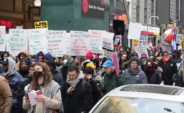 Venezuela saldırısı Trump’a pahalıya patladı! Kendi ülkesinde de binler yürüdü