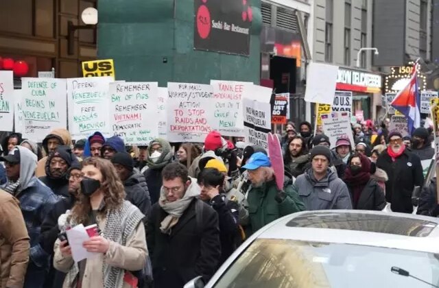 Venezuela saldırısı Trump’a pahalıya patladı! Kendi ülkesinde de binler yürüdü