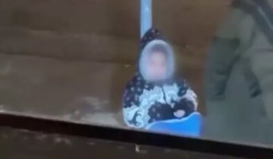 Yağmurda çocuklarını dilendirdi, tepki gösteren vatandaşı tehdit etti