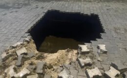 Yağmurun çökerttiği yoldan çıkanları görenler gözlerine inanamadı