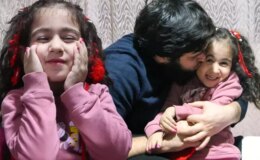 Yapışık parmakla doğan Elif’in tedavisi babasının işten çıkarılmasıyla yarım kaldı