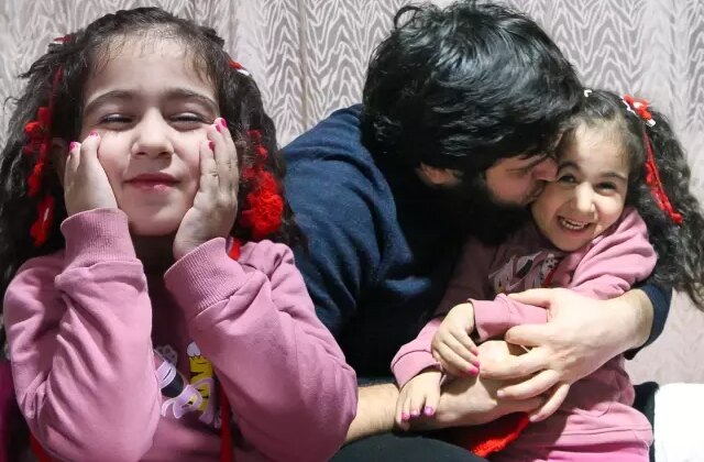 Yapışık parmakla doğan Elif’in tedavisi babasının işten çıkarılmasıyla yarım kaldı