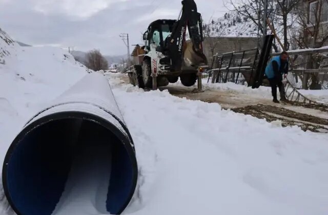 Yazın 50 dereceyi gören ilçede 1 metre kar var