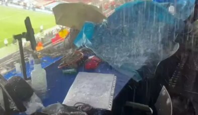 Dünyanın en ünlü stadı yağmurda resmen göle döndü