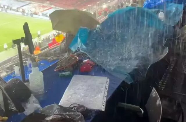 Dünyanın en ünlü stadı yağmurda resmen göle döndü