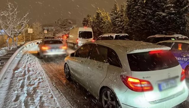 Yıllar sonra bir ilk! İstanbul yeni yıla karla girdi