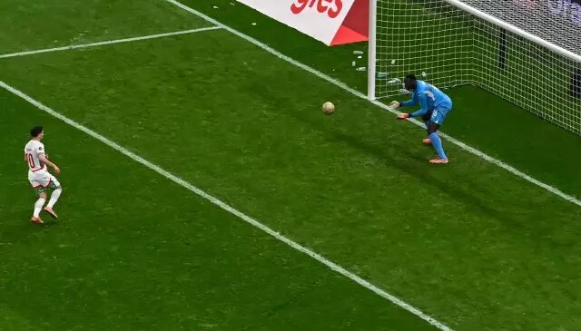 Yıllarca unutulmayacak final! Sahadan çekildiler, geri döndüler, 90+24’te penaltı kurtarıp şampiyon oldular