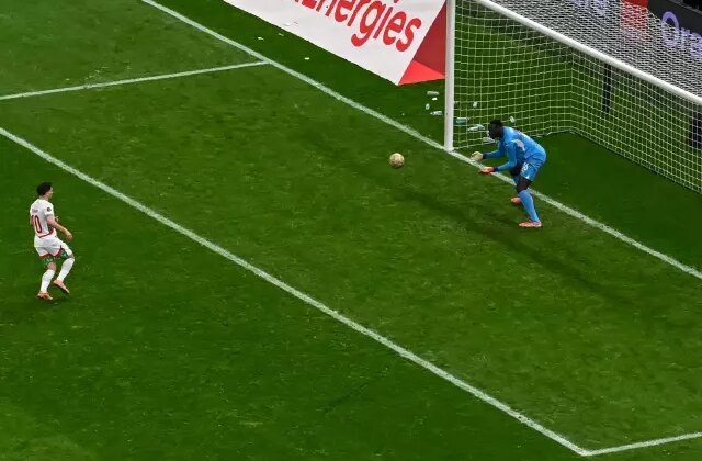 Yıllarca unutulmayacak final! Sahadan çekildiler, geri döndüler, 90+24’te penaltı kurtarıp şampiyon oldular