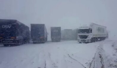 Yoğun kar yağışı! 3 ilin birbiriyle bağlantısı kesildi