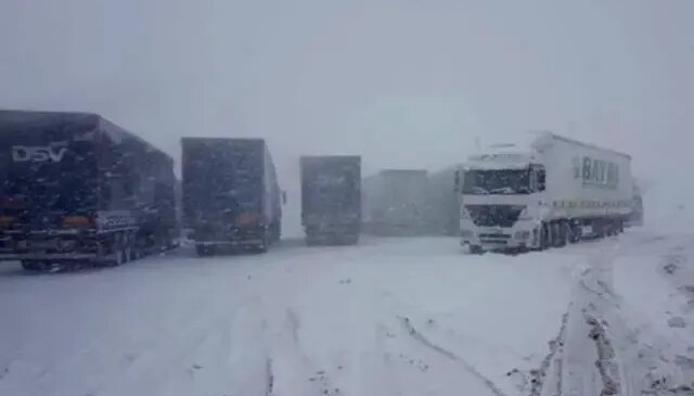 Yoğun kar yağışı! 3 ilin birbiriyle bağlantısı kesildi