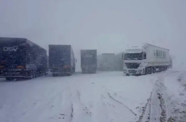 Yoğun kar yağışı! 3 ilin birbiriyle bağlantısı kesildi