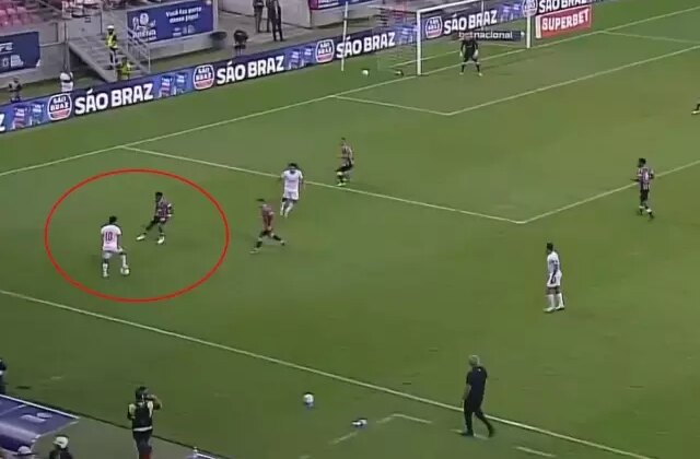 Yok artık daha neler! Çalım atan futbolcu sarı kart gördü