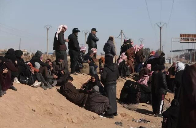 Terör örgütünden temizlenen bölgeye koştular! Evlatlarını bekleyenler var