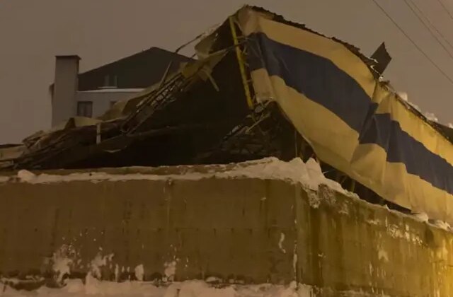 Yüksekova’da yoğun kar nedeniyle halı sahanın çatısı çöktü