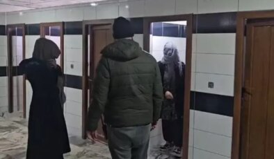 Zabıtadan kaçan dilenciler cami tuvaletinde yakalandı