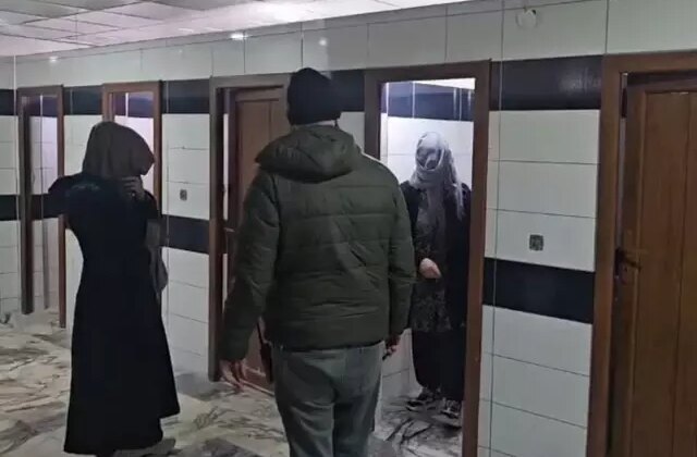 Zabıtadan kaçan dilenciler cami tuvaletinde yakalandı