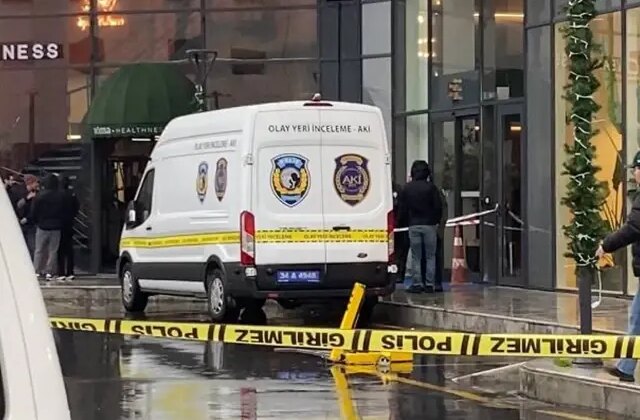 Zeytinburnu’nda korkutan anlar: Siteye bırakılan kargo paketi patladı