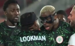 Zor ayırdılar! Osimhen ile Lookman kafa kafaya geldi