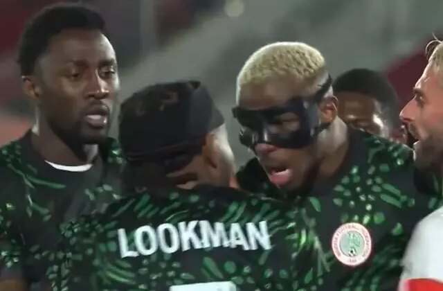 Zor ayırdılar! Osimhen ile Lookman kafa kafaya geldi