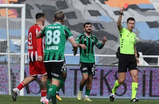 12 maçta 4 kırmızı kart gören Caner Erkin’i şoke eden karar