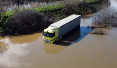 3 gün boyunca taşkın sularında mahsur kalan TIR şoförü kurtarıldı