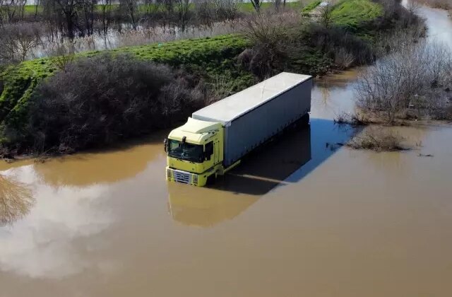 3 gün boyunca taşkın sularında mahsur kalan TIR şoförü kurtarıldı