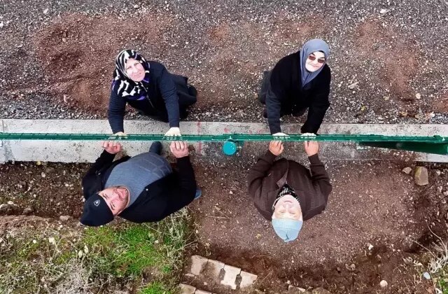 50 metre mesafedeki camiye gitmek için 5 kilometre yol yürüyorlar