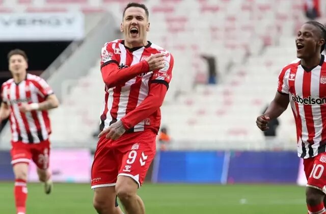 6 gollü nefes kesen düello! Sivasspor galibiyeti 90+6’da kaçırdı