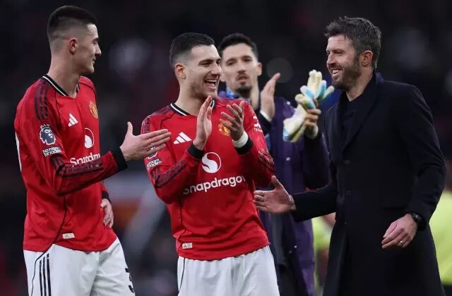 6 maçta 1 kez kazanan Manchester United’ın başına geçti, 3’te 3 yapıp gönülleri fethetti