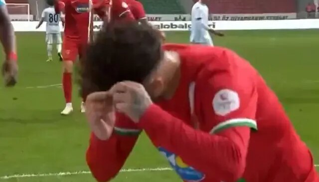 7-0’lık maça damga vuran an! Amedsporlu futbolcu da saçlarını ördü