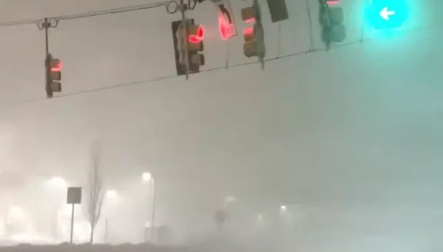 ABD’yi vuran kar fırtınası trafik lambalarını dahi savurdu
