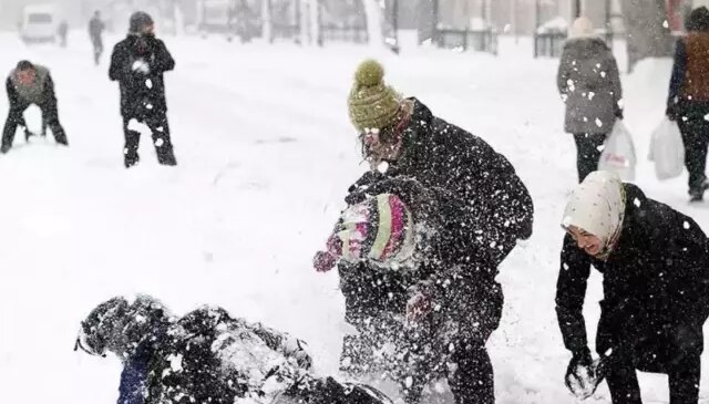 Açıklamalar peş peşe geldi! Çok sayıda kentte eğitime kar arası
