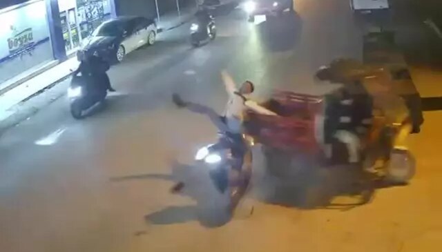 Adana’da 2 motosiklet çarpıştı: Kaza anı kamerada