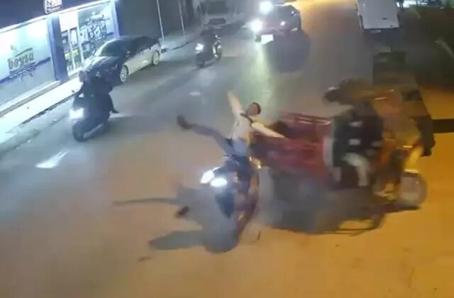 Adana’da 2 motosiklet çarpıştı: Kaza anı kamerada