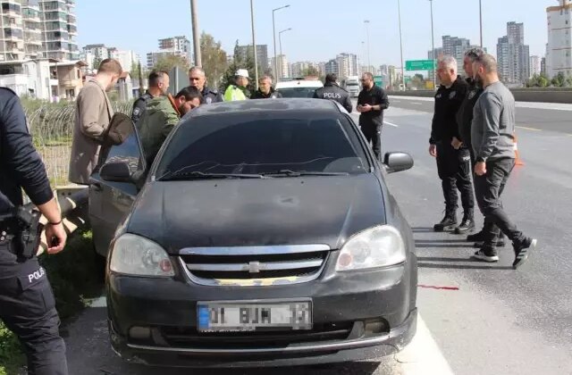 Adana’da otoyolda araç içinde sır ölüm: Başından tüfekle vurulmuş halde bulundu