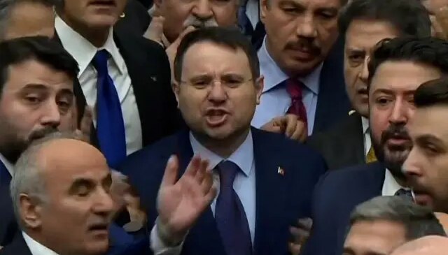 Akın Gürlek, AK Partili vekillerin etten duvar ördüğü kürsüde böyle yemin etti